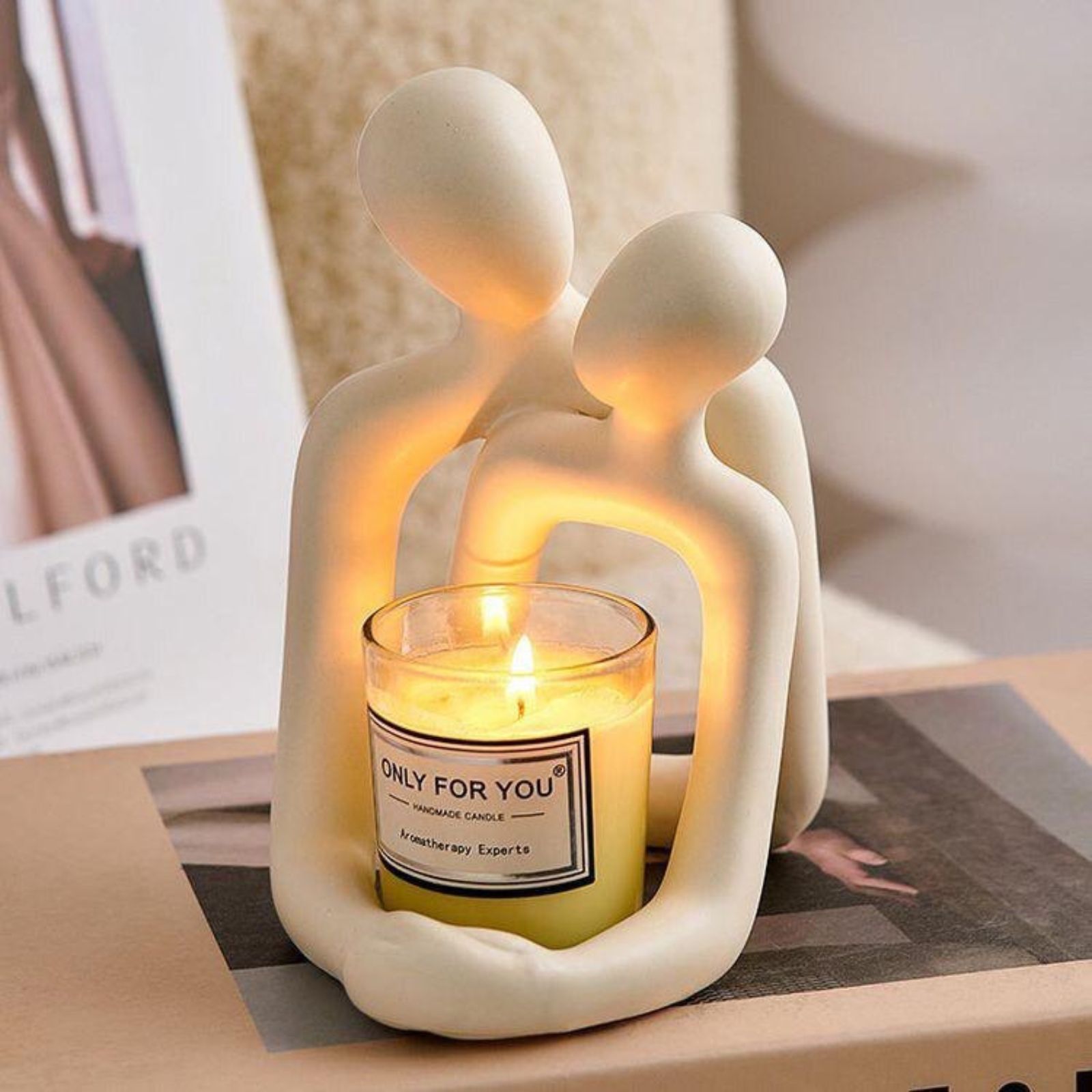 Home Office With Bookshelves - Statua in resina di coppia amorevole